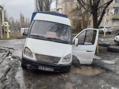 Газель провалилась в яму на дороге в поселке Артем в Шахтах