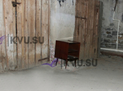 Шахтинцы пожаловались на вонь из подвала, а прокуратура возбудила дело на жильцов из-за тумбочки