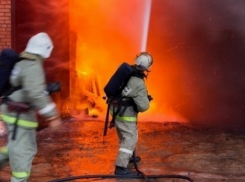 В результате поджога под Шахтами сгорел трехэтажный дом