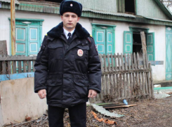 Полицейский спас из огня соседей