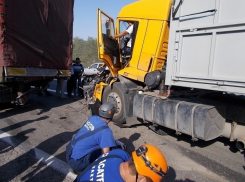 Под Шахтами «Камаз» раздавил «Мазду»