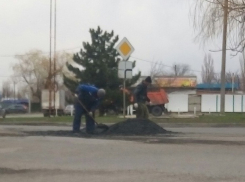 Шахтинцы высмеяли ремонт дороги в поселке Артем