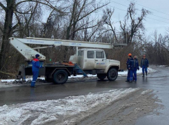 В Шахтах восстановили подачу электроэнергии во всех школах, но 6 подстанций еще остаются без света