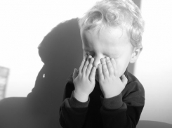 Жительница Шахт привязывала своих детей к кровати и заставляла есть еду с пола