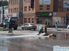 В Шахтах прорвала водопроводная труба-пятисотка