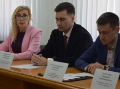 Гранитные плиты на «Вечном огне» в Александровском парке в Шахтах пообещали заменить