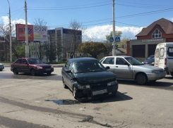 В Шахтах «Тойота», разворачиваясь на перекрестке, спровоцировала аварию