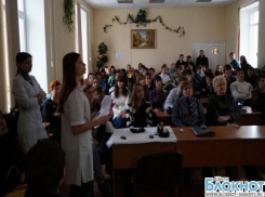 Шахтинские волонтеры рассказали студентам о диабете