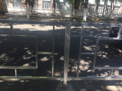 Шахтинцев возмущают ограждения, которыми заставили весь центр города