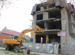 В Шахтах начнут сносить незаконно построенные здания