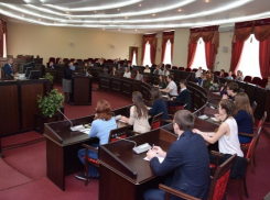 Директор гостиницы, владелец автобизнеса и самый громкий общественник претендуют на кресло депутата в Шахтах