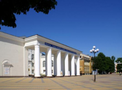Шахтинские пенсионеры и до совета Дмитрия Медведева ходили в театр