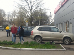 В Шахтах автоледи на внедорожнике выехала на тротуар и сбила 13-летнюю девочку