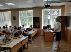 Воспитанники лучшего в России шахтинского кадетского корпуса, успешно прошедшие непростые вступительные испытания, сели за парты 