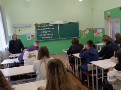 Шахтинские полицейские и общественники провели встречу с учащимися городской школы