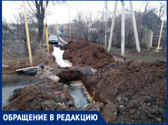 Воды в квартирах нет уже около 30 часов, а из пробоины на пересечении Артёма и Пятницкого буквально бьёт ключом 