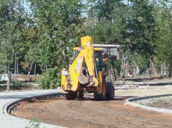 В Шахтах полным ходом идет обновление одного из самых популярных мест отдыха у местных жителей – Александровского парка