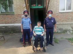 Казаки на руках выносят на прогулки инвалида-колясочника