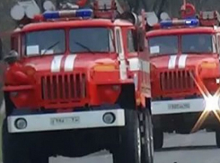 Массовый пожар на площади 250 кв. метров произошел днем под Шахтами