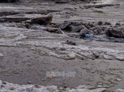 Канализационные течи парализовали движение на улице Карпинского в Шахтах