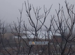 Прорыв трубы затопил поле на улице Фадеева в Шахтах