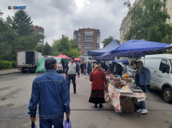 Колбасы, мясо, сыры, соления и много еще чего вкусного: на ярмарке в Шахтах было многолюдно