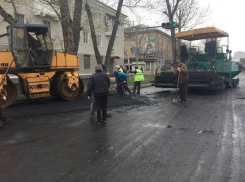 Укладывают асфальт в дождь на проспекте Чернокозова в Шахтах