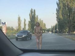 Голая женщина кидалась на машины в День города Шахты