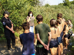 Подростков попросили выйти из воды и отправили по домам