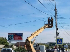 В Шахтах на пересечении улицы Маяковского и Трамвайного переулка монтируют дополнительный светофорный сигнал