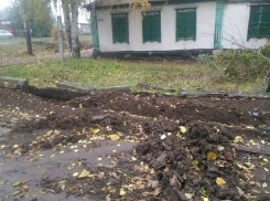 Непролазной грязью и вывороченными бордюрами закончился ремонт водопровода в Шахтах