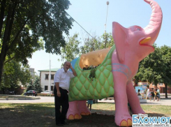 Скульптор города Шахт воздвиг 4-метрового розового слона
