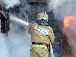 В Шахтах пожарные почти два часа не могли потушить пылающее двухэтажное здание