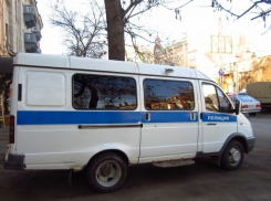 В Шахтах водитель мотоцикла догнал на светофоре полицейскую «Газель»