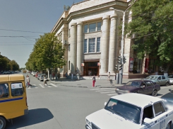 Полиция оцепила здание бывшего универмага на проспекте Победы Революции в Шахтах