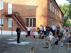 «Лью в уши!» Глава администрации рассказал жителям Наклонной, как большегрузы портят дороги на Сидоровке 