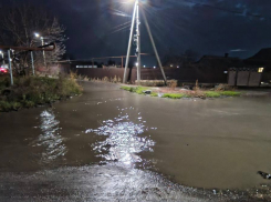 Авария на водопроводе в переулке Скреперный Шахтах: вода затапливает дворы уже полгода