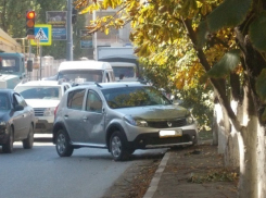 В центре Шахт иномарка врезалась в дерево