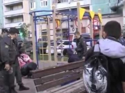 В Новошахтинске пьяный подросток избил прохожего на детской площадке