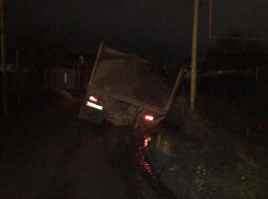 В колее, образовавшейся от течей воды аварийного водовода, застрял большегруз 