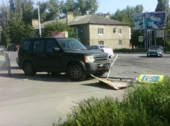 В Шахтах на перекрестке джип врезался в «Ладу-Гранту» и снес дорожный знак