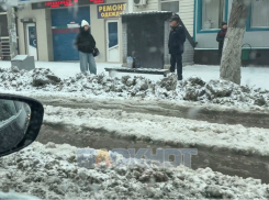 На улице Советской прорвало водопровод, создав проблемы для пассажиров на автобусной остановке