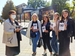 «Ложить», «По работать», «Уплочено»: почему люди говорят и пишут с ошибками