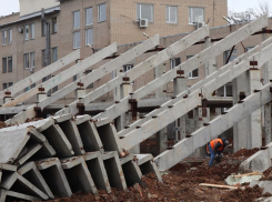 Стадион – за год: долгострой посетили представители донского правительства