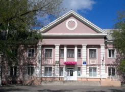 Капитальный ремонт фасада здания училища №36 в Шахтах запланировали сделать до конца сентября