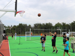 На территории девятилетки в поселке 20 лет РККА работает недавно открывшаяся спортивная площадка