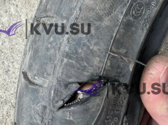 Дорога по улице Маяковского в Шахтах лишает колес машины