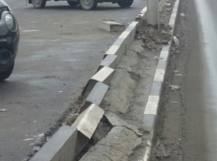 Повредили новые бордюры, устанавливая столбы на проспекте Чернокозова в Шахтах