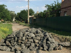 Жители поселка Красина в Шахтах завалили въезд на улицу валунами