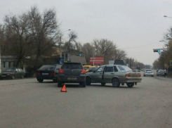 На улице Машиносчетная в Шахтах столкнулись две легковушки